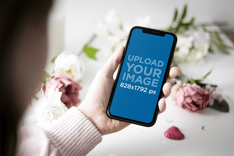 29+ Download Woman Holding Iphone Mockup&nbsp;PSD